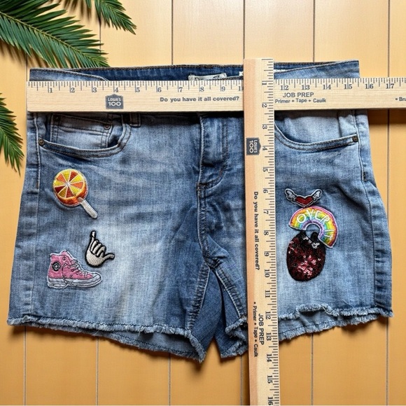 INDIGO REIN Distressed Denim Jean Shorts w/ Fun Patches – Size 11 Juniors - Picture 6 of 10